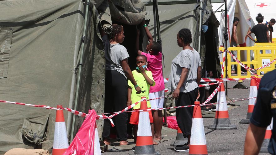 Migrantes en el muelle de Arguineguín, entre ellos niños pequeños. (ALEJANDRO RAMOS)