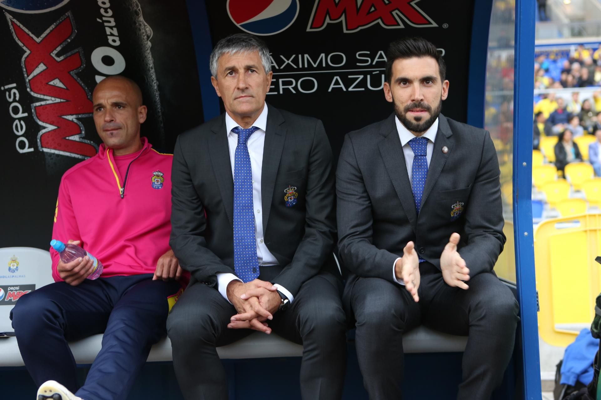 El entrenador de la UD Las Palmas, Quique Setién, y el segundo, Eder Sarabia. (Alejandro Ramos).
