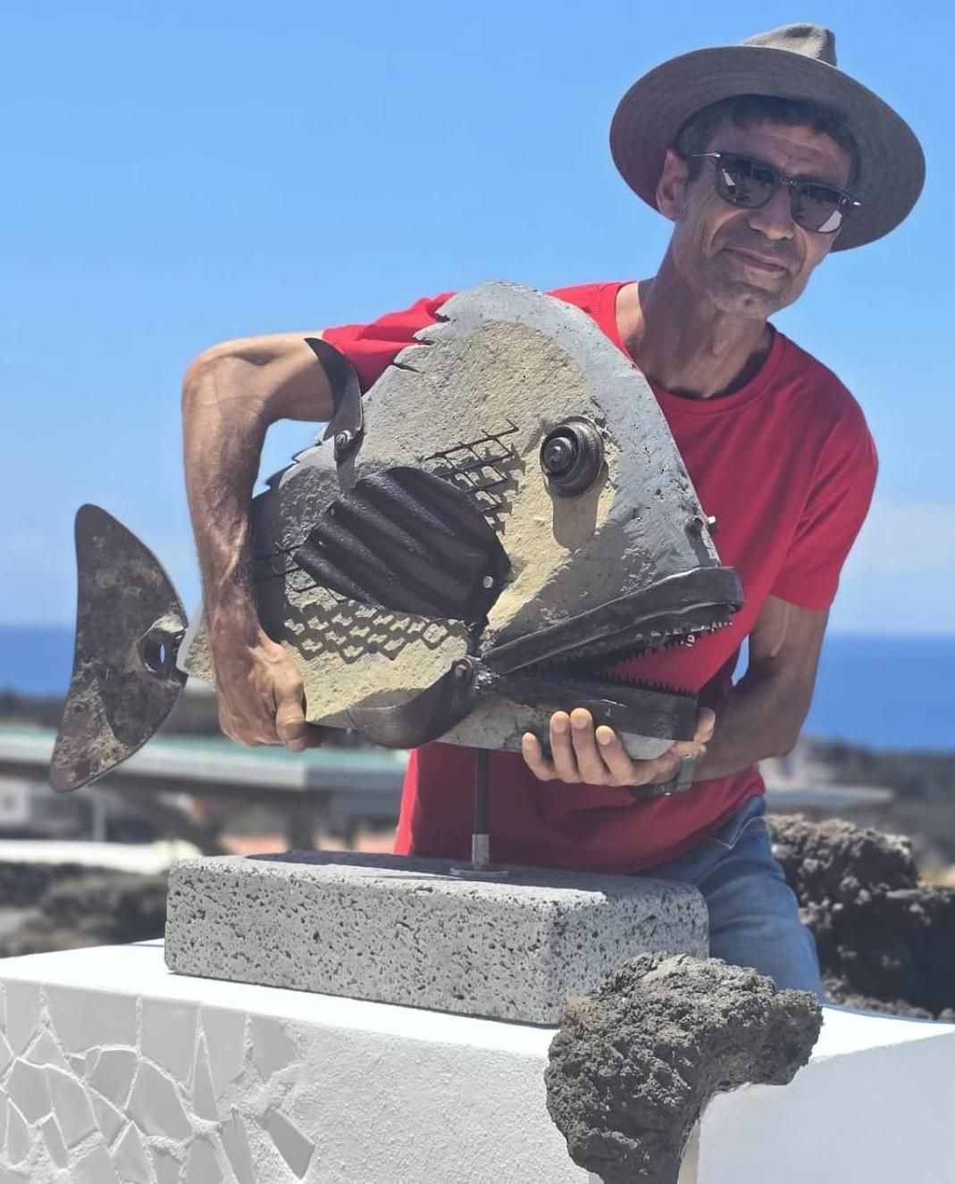 Gustavo Díaz con su escultura de material reciclado instalada en Puntalarga.