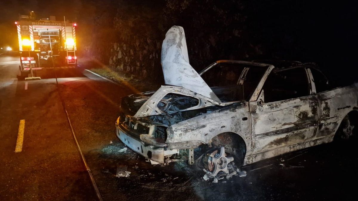 Un vehículo arde en Fuencaliente y otro se sale de la vía en Breña Alta