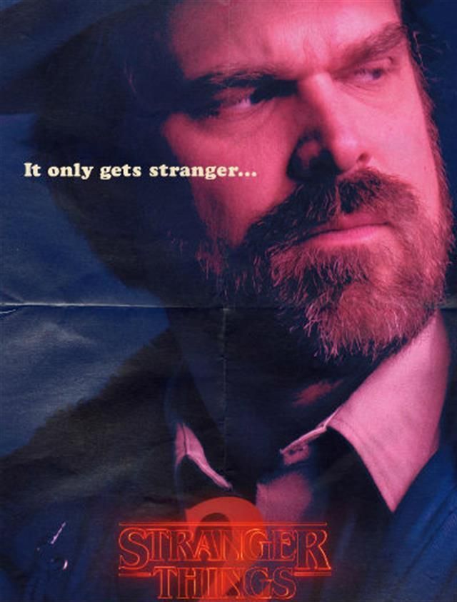David Harbour en el póster oficial de la 2ª de Stranger Things