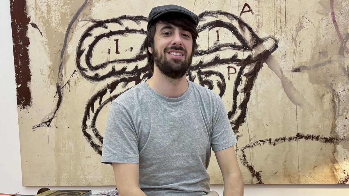 David Uclés, autor del fenómeno editorial del año, ante Ayuso: "He vendido  300.000 ejemplares y en Madrid solo puedo comprar un zulo sin ventanas"