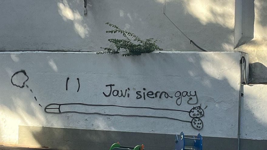 Aparecen pintadas homófobas contra el alcalde de Icod