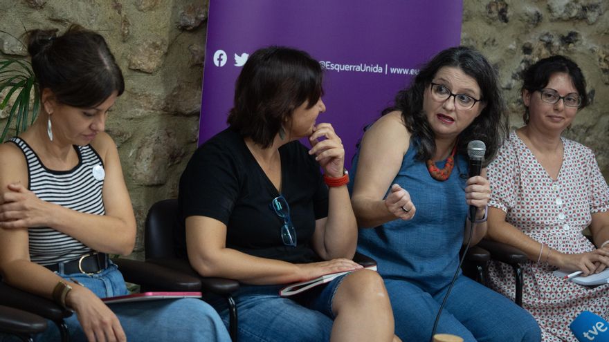 Mónica Oltra (2d) y Sira Rego (2i)