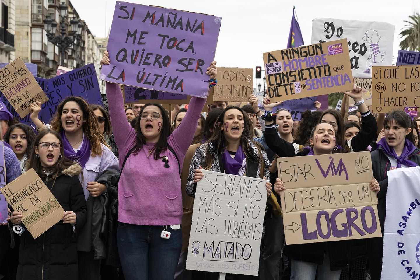 Manifestación feminista por el 8M en Santander. | JOAQUÍN GÓMEZ SASTRE