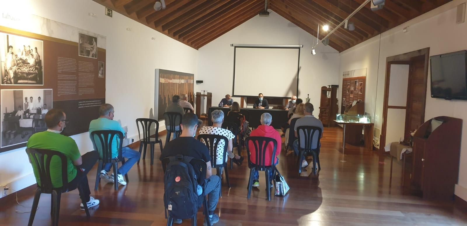 Acto de presentación de la obra en el Museo del Puro.
