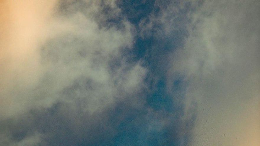 La colada de lava que sale del volcán de La Palma desde este viernes discurre por encima de la anterior y es más rápida
