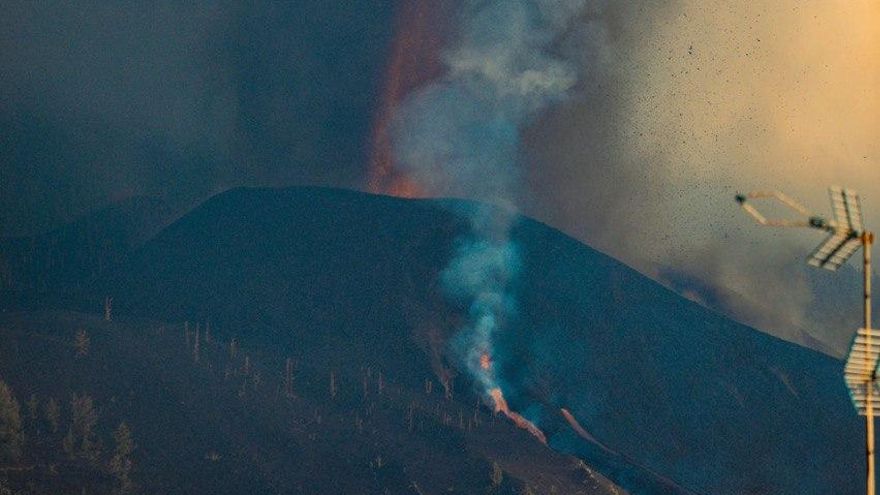 Apertura de una boca eruptiva este viernes. / FOTO: José Bringas