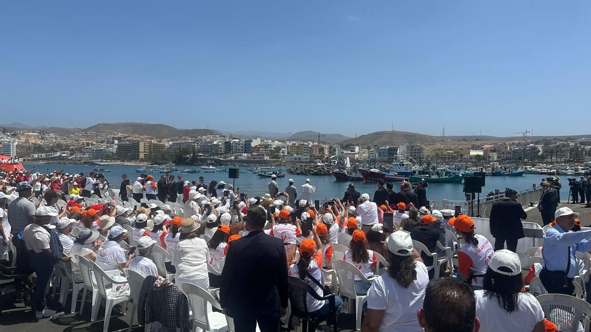 Cientos de personas esperan para su encuentro con el Papa en el Muelle de Arguineguín.