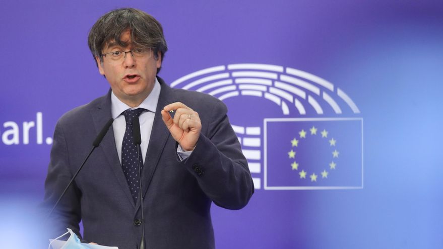 El eurodiputado de JxCat y expresidente de la Generalitat, Carles Puigdemont, en una rueda de prensa este miércoles en Bruselas. EFE/EPA/OLIVIER HOSLET