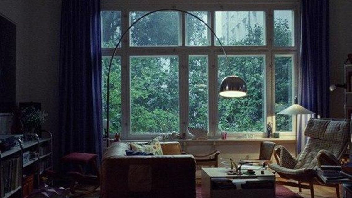 Lámpara Arco, de Achille y Pier Giacomo Castiglioni, en una de las escenas de 'Valor Sentimental'.