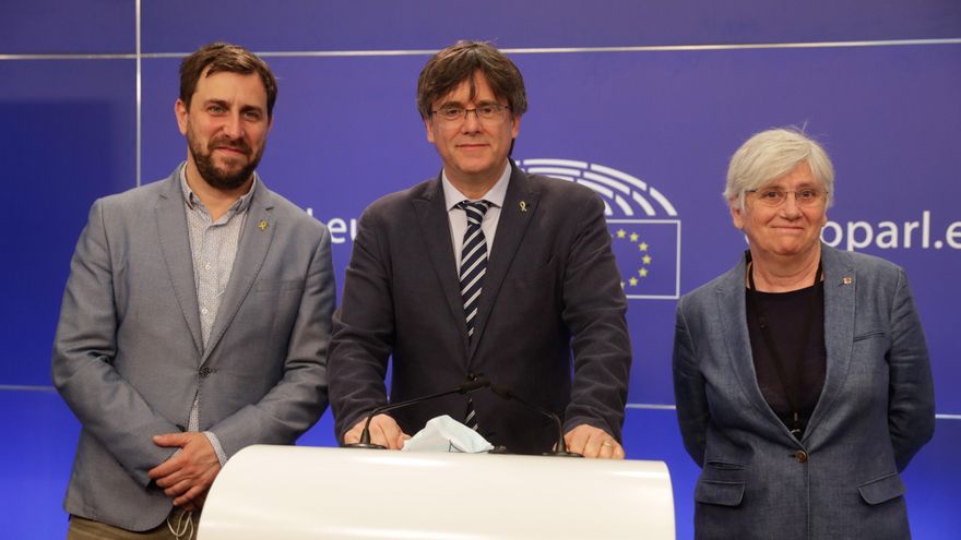 Fotografía de arcchivo del expresident de la Generalitat Carles Puigdemont y los otros dos eurodiputados de JxCAT, Toni Comín (i), y Clara Ponsatí (d). EFE/STEPHANIE LECOCQ/Archivo