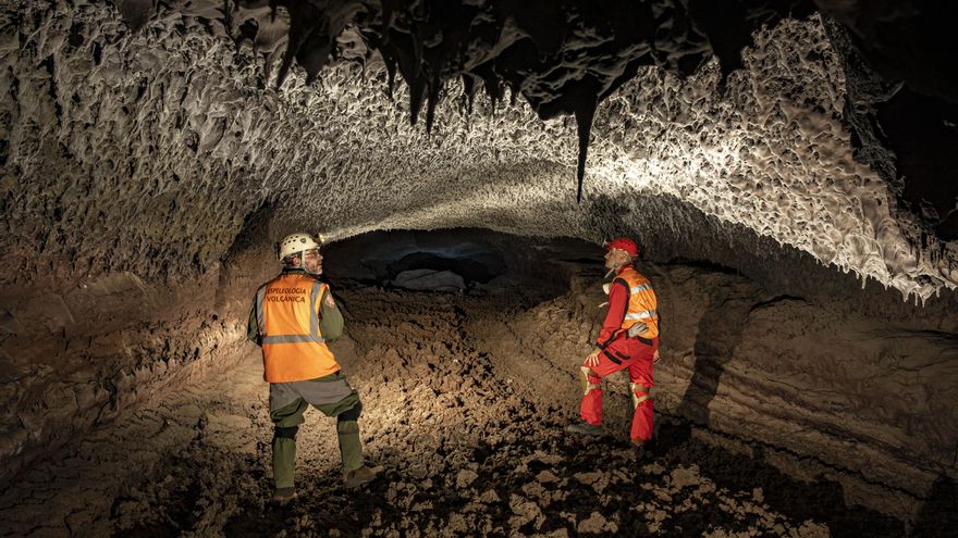 Así son los tubos subterráneos creados por el volcán de La Palma: espeleólogos llevan a cabo una exploración que podría durar años