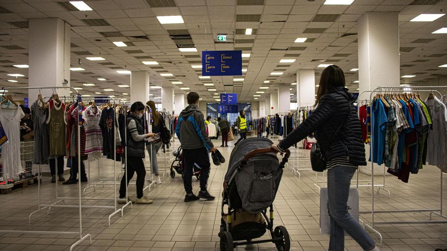 Local de un antiguo centro comercial de Cracovia convertido en una tienda de ropa gratuita para refugiados