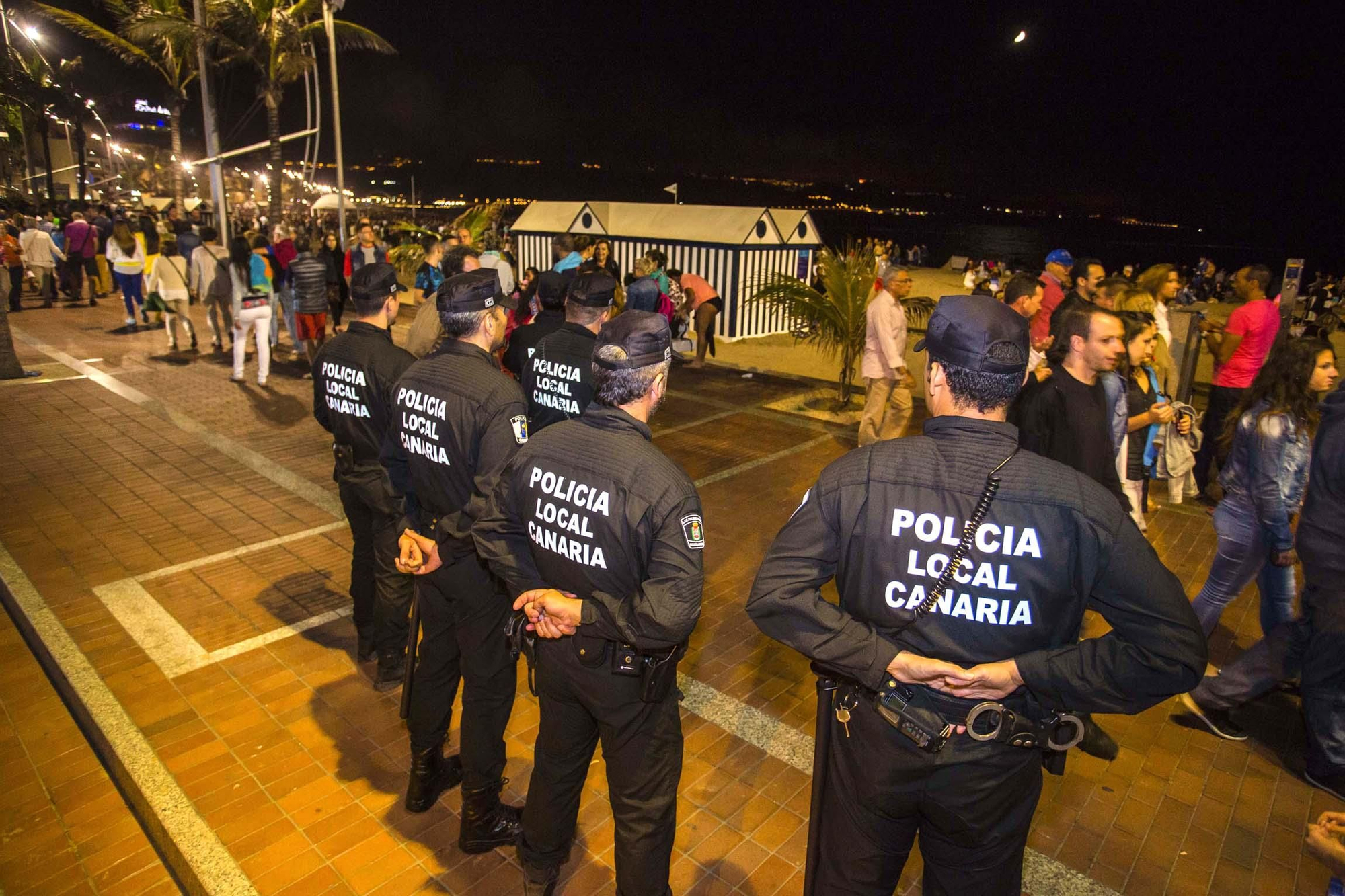 Miles de personas celebraron la noche de San Juan en la Playa de Las Canteras.