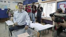 Tsipras al votar en su colegio electoral.