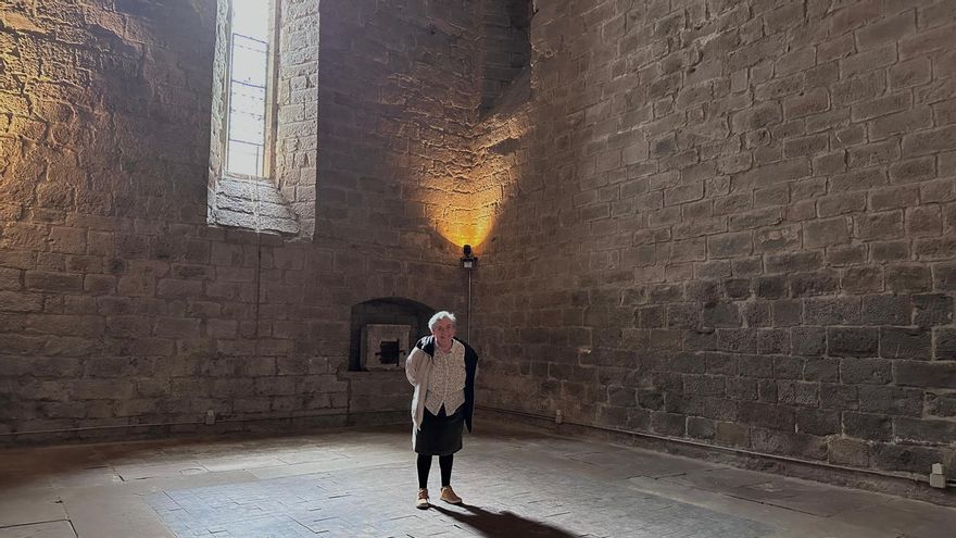 La historiadora del arte, Clara Fernandez-Ladreda, en la antigua cocina de la catedral de Pamplona y sobre la localización exacta en la que permaneció más de dos décadas el sepulcro de Carlos III en Noble