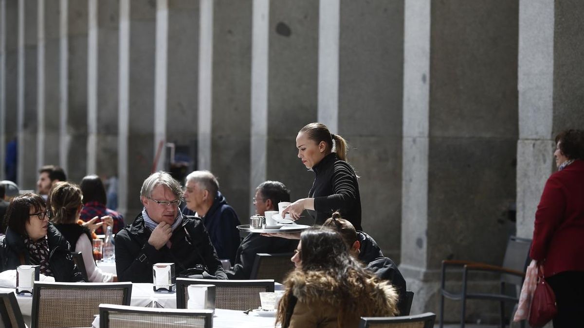 Imagen de archivo de una trabajadora en una terraza.