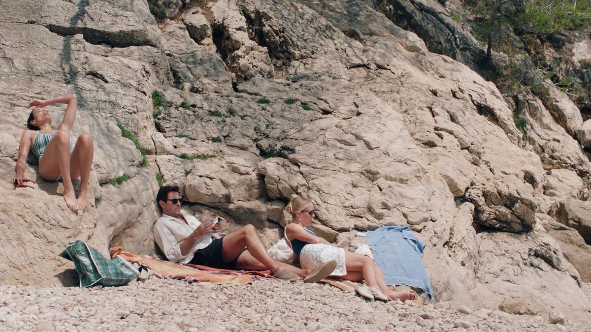 A mí también me gustaría mirar esta imagen y decir “literally my summer”, pero una cosa es lo que manifiestas y la otra tu realidad. Ni soy ni quiero ser ninguno de los personajes de ‘Buenos días tristeza’, adaptación reciente de la debutante directora canadiense Durga Chew-Bose (disponible en Filmin).