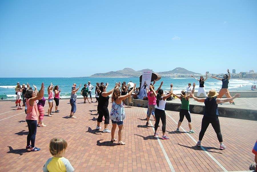 Clases de zumba gratis para los curiosos que quisieron vivir más de cerca el Día Internacional del Surfing. (Canarias Ahora).
