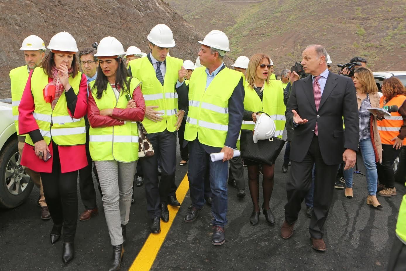 Autoridades en la visita al túnel de La Aldea. (ALEJANDRO RAMOS)