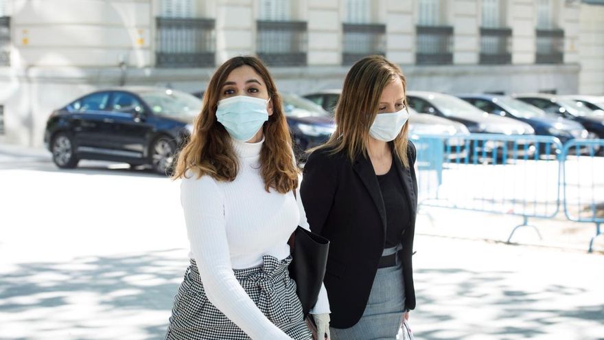 La exasesora de Podemos Dina Bousselham (i) en el exterior de la Audiencia Nacional en Madrid, EFE/Luca Piergiovanni/Archivo