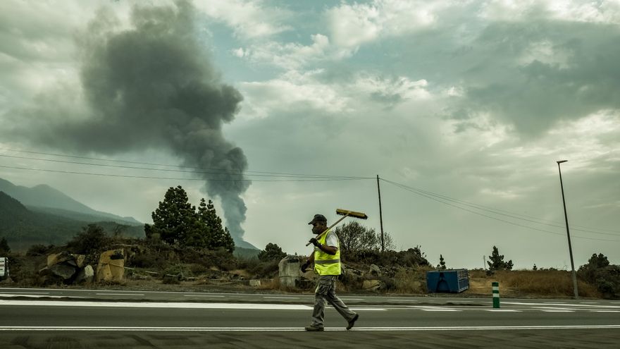 Labores de limpieza de ceniza en las carreteras de La Palma este martes. / FOTO: ANKOR RAMOS