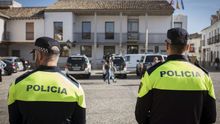 Dos policías locales de Valdemoro durante el registro del Ayuntamiento por Guardia Civil en octubre de 2014