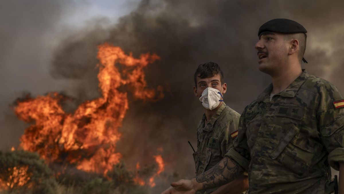 Dos soldados del Ejército español en el nuevo incendio declarado este miércoles en A Gudiña, Ourense, España.