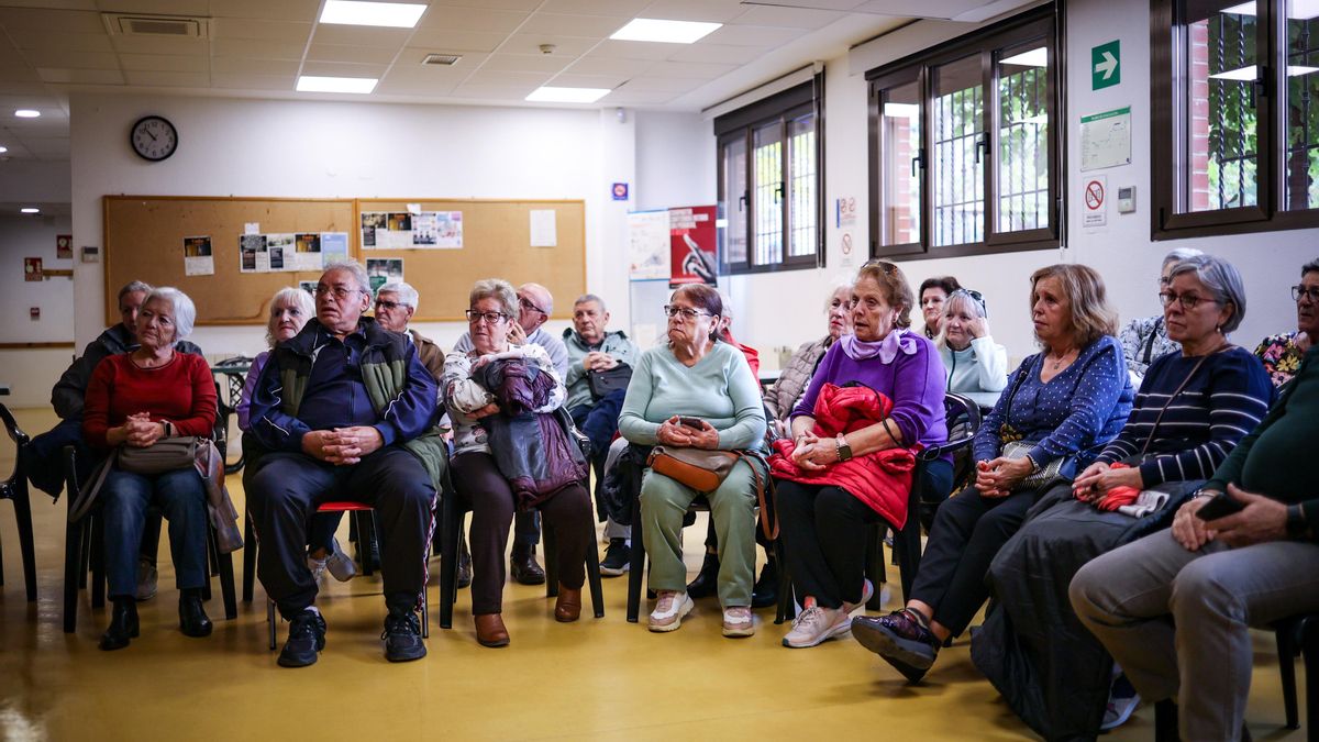 Usuarias del centro municipal Roger de Flor durante la reunión del viernes
