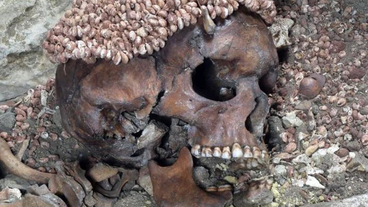 Los investigadores describieron un cuerpo colocado boca arriba en una fosa con adornos de marfil, piezas de asta y sílex