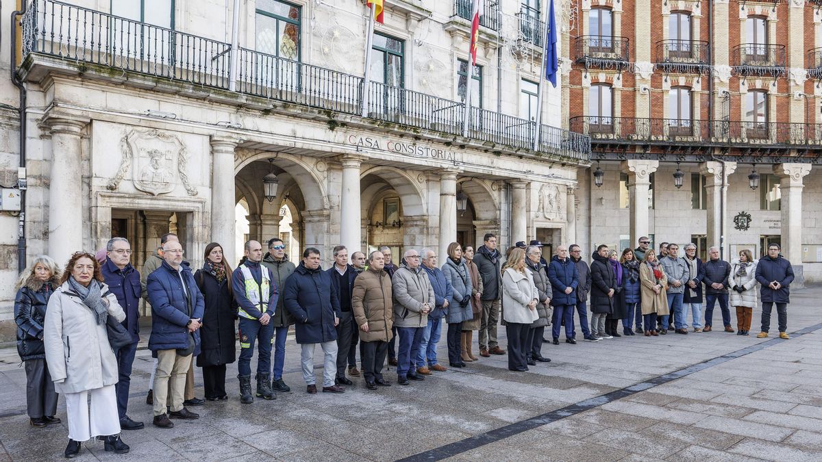 Minuto de silencio guardado este lunes ante el Ayuntamiento de Burgos en recuerdo de las víctimas del accidente de tren de Adamuz (Córdoba).