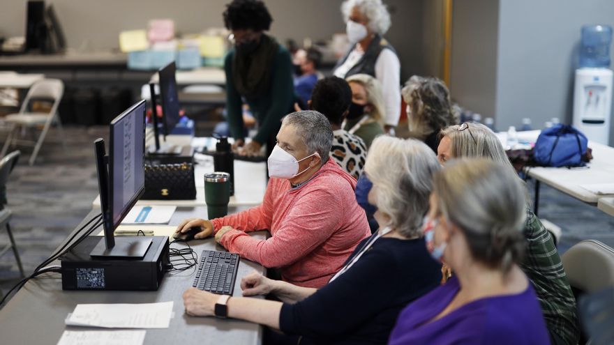 Los votos anticipados se procesan y verifican en la Oficina de Elecciones y Registro de Votantes del Condado de Dekalb en Decatur, Georgia, el 4 de noviembre de 2020. EFE/EPA/ERIK S. LESSER