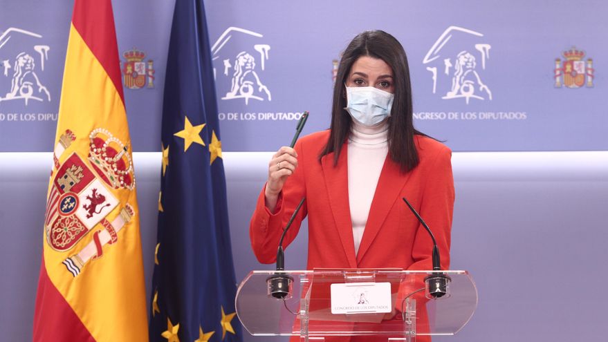 La prsidenta de Ciudadanos, Inés Arrimadas, en una rueda de prensa en el Congreso de los Diputados.