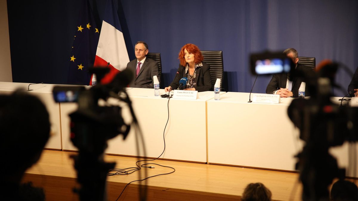 La fiscal de París, Laure Beccuau, y el jefe de la BRB, Pascal Carreau, durante una rueda de prensa en París.