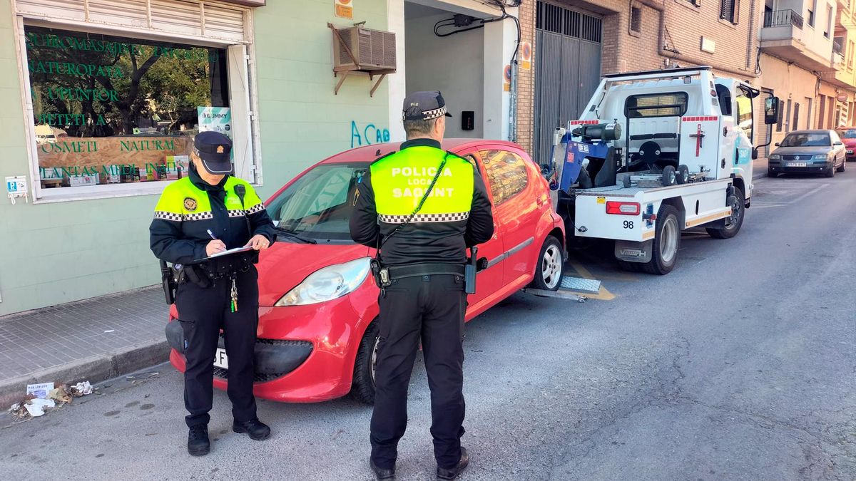Busques aparcament a Sagunt? La retirada de cotxes 'zombis' ja ha alliberat centenars de places als carrers