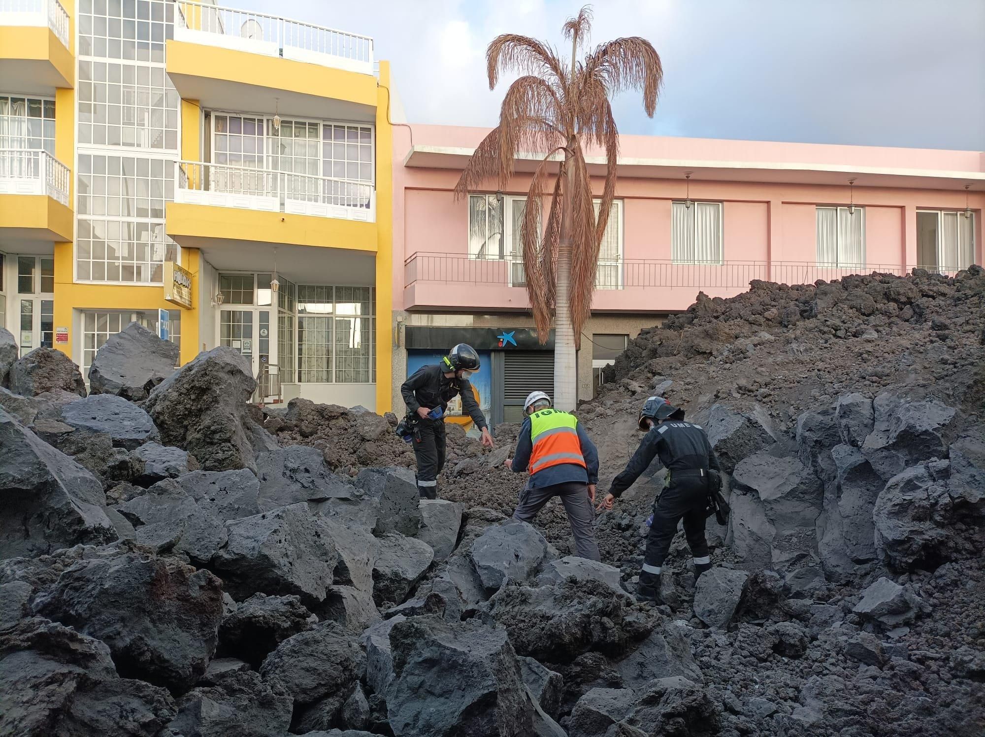 Miembros  del IGM y de la UME,  en la mañana de este miércoles,   realizando un reconocimiento  de la colada del  cruce de La Laguna  (gases y temperatura).