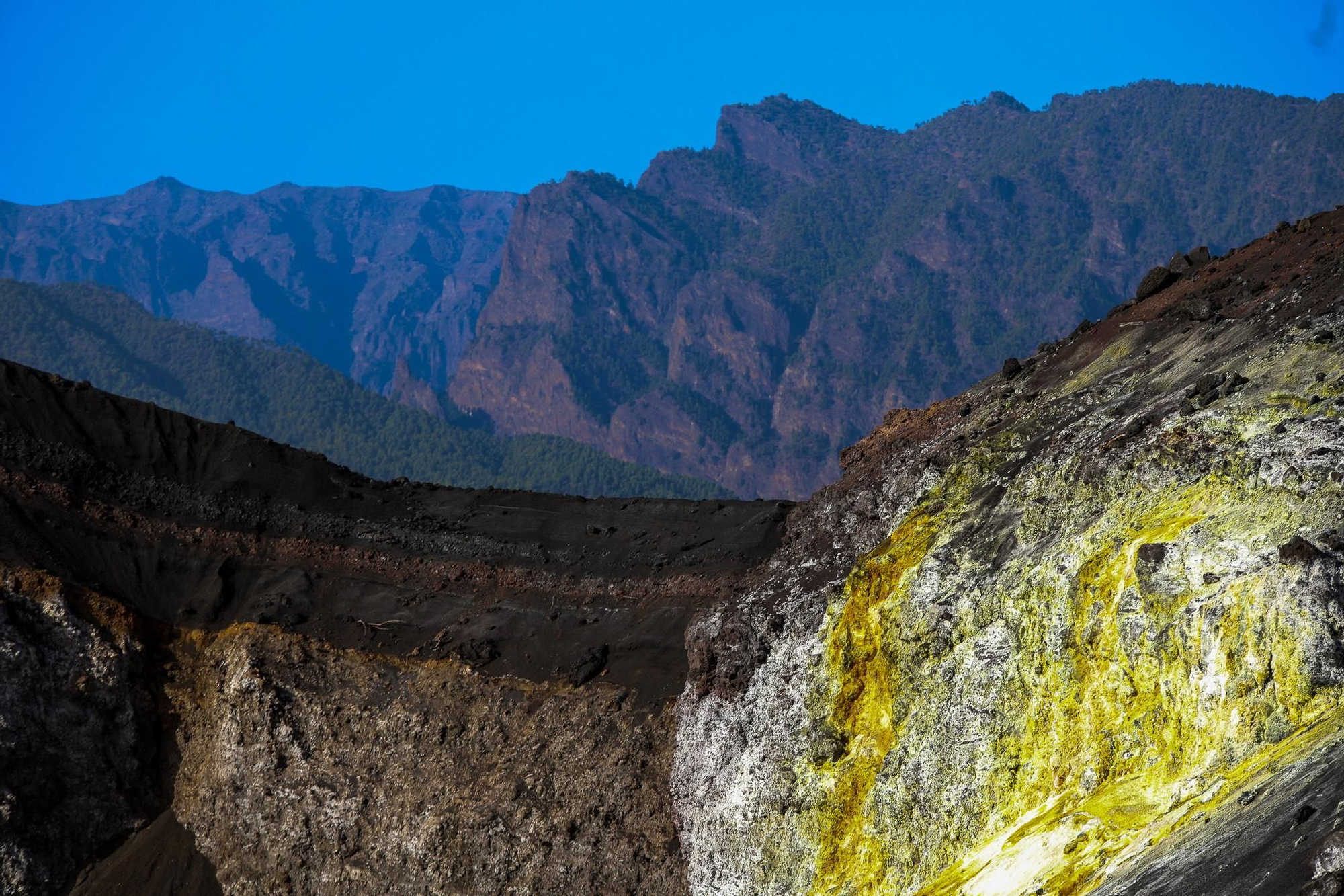 El entorno del cono del volcán Tajogaite, en el Parque Natural Cumbre Vieja, continúa dentro del área de exclusión de la emergencia volcánica, pudiendo acceder únicamente grupos acompañados de guías turísticos, científicos y personal autorizado bajo la premisa de no dejar huella en el paisaje post-volcánico. EFE / Luis G Morera