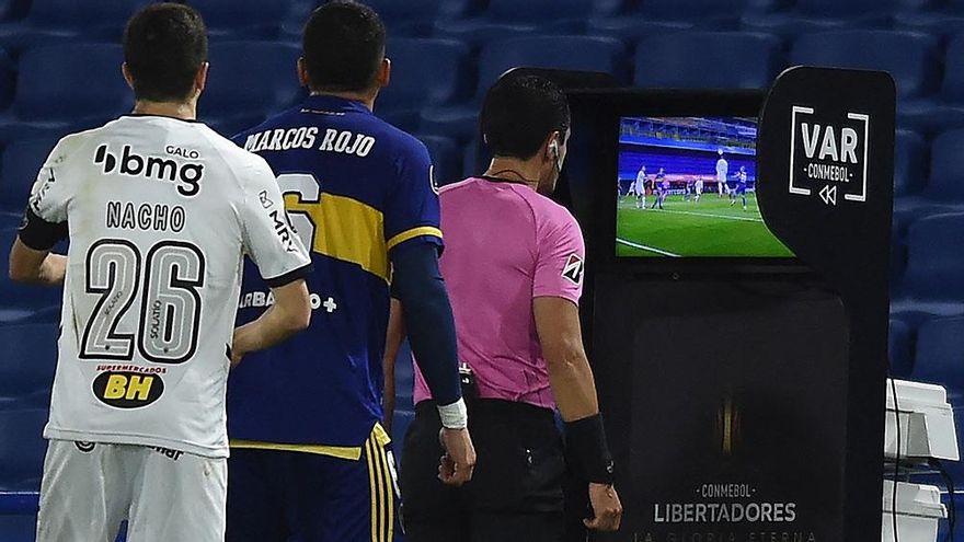 Los audios del diálogo entre el VAR y el árbitro en el gol anulado que desató la furia de Boca