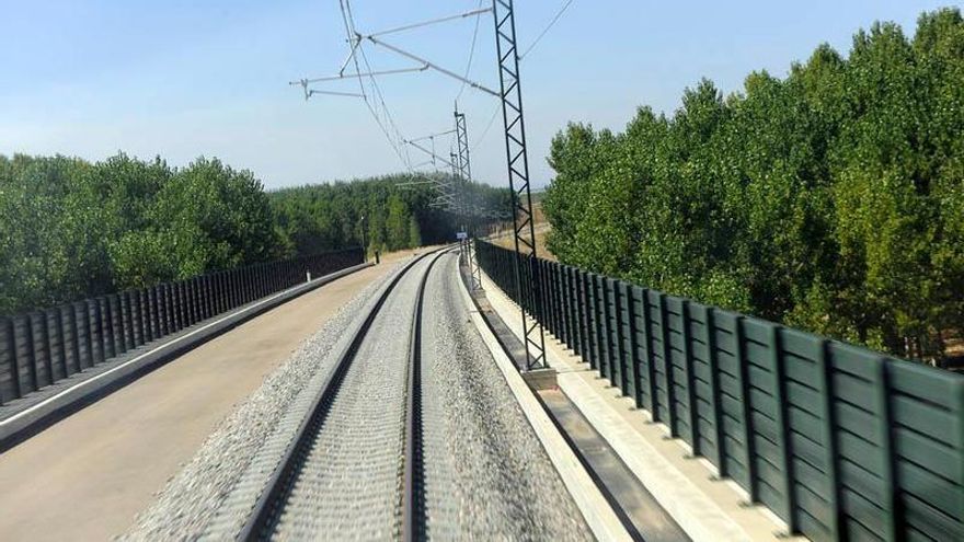El Gobierno anuncia 153 millones para ampliar la doble vía entre Palencia y León pero aún será única en 30 kilómetros