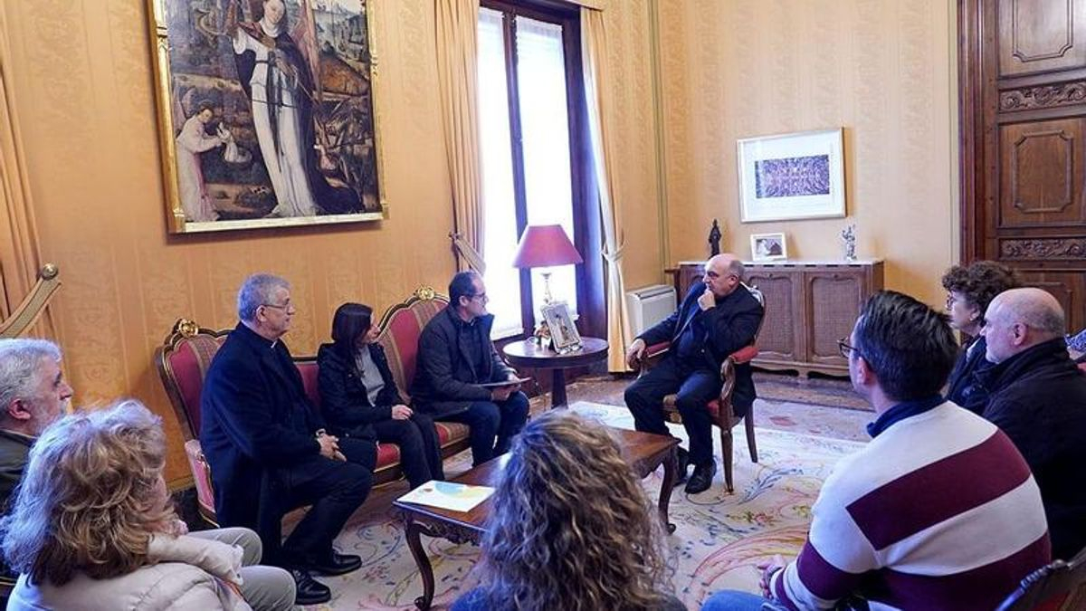 El arzobispo de València, Enrique Benavent, atiende las explicaciones del director del Centro de Orientación Familiar de la diócesis Mater Misericordiae.