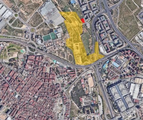 En rojo, la parcela del colegio; en amarillo, una aproximación al terreno del futuro barrio basado en el PGOU de Paterna