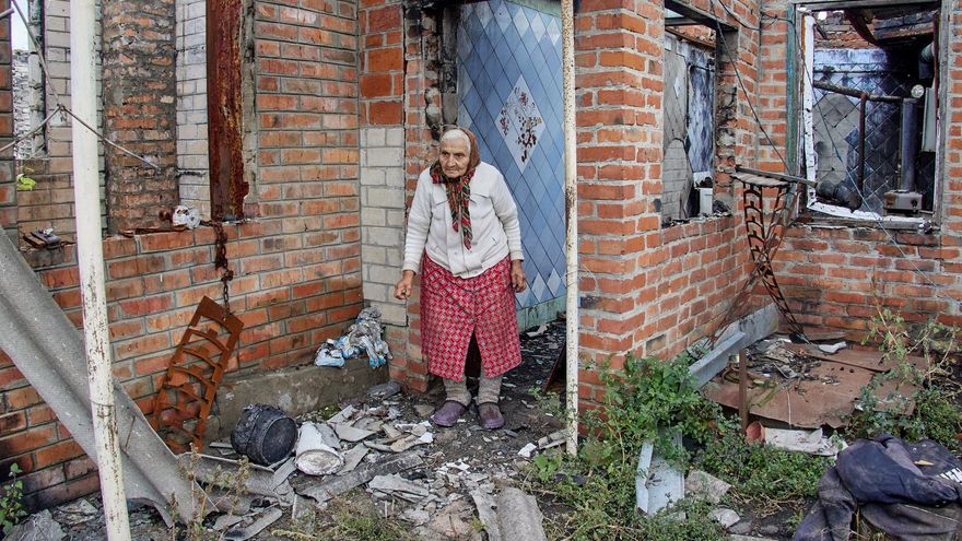 Nina Uspenskaya, en el umbral de su casa, destruida por los bombardeos rusos a la ciudad de Korobochkyne, en la región de Járkov.