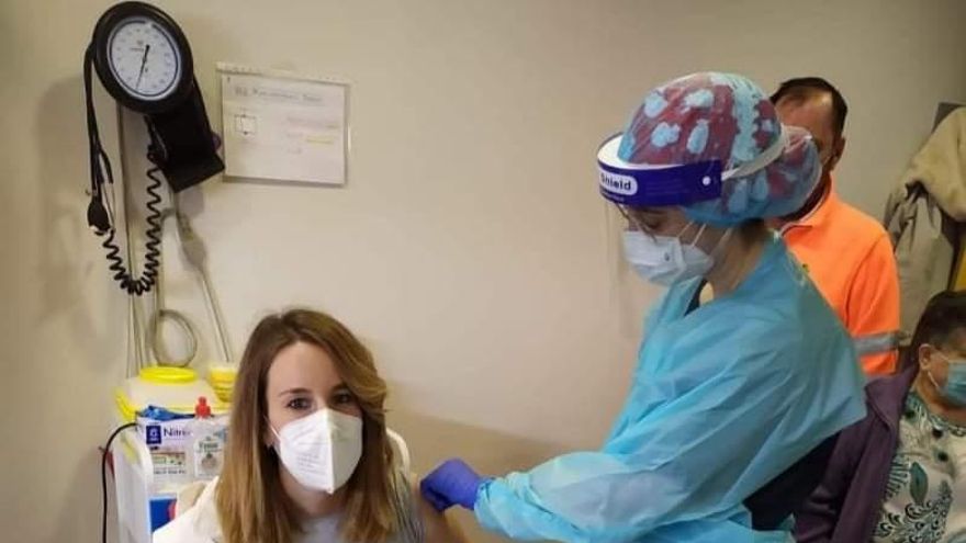Vacunación de la alcaldesa de Higuera de la Serena (Badajoz), María Triviño