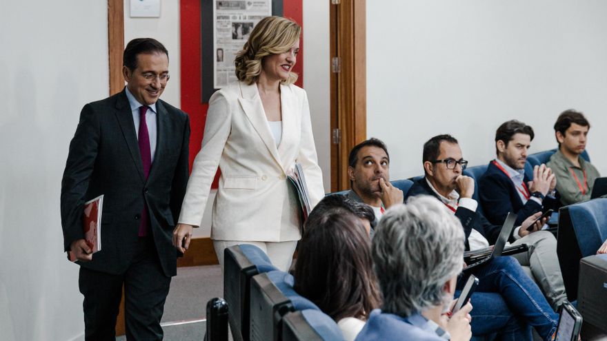 La ministra Portavoz,, Pilar Alegría y el ministro de Asuntos Exteriores, Unión Europea y Cooperación, José Manuel Albares, llegan a una rueda de prensa posterior a la reunión del Consejo de Ministros en el Palacio de La Moncloa,