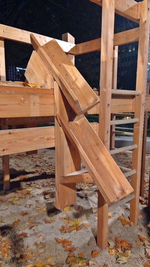 Detalle de los juegos de arena en Cristino Martos