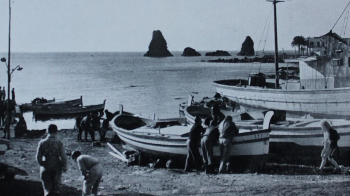 Imagen de la película 'La terra trema' con los farallones de fondo