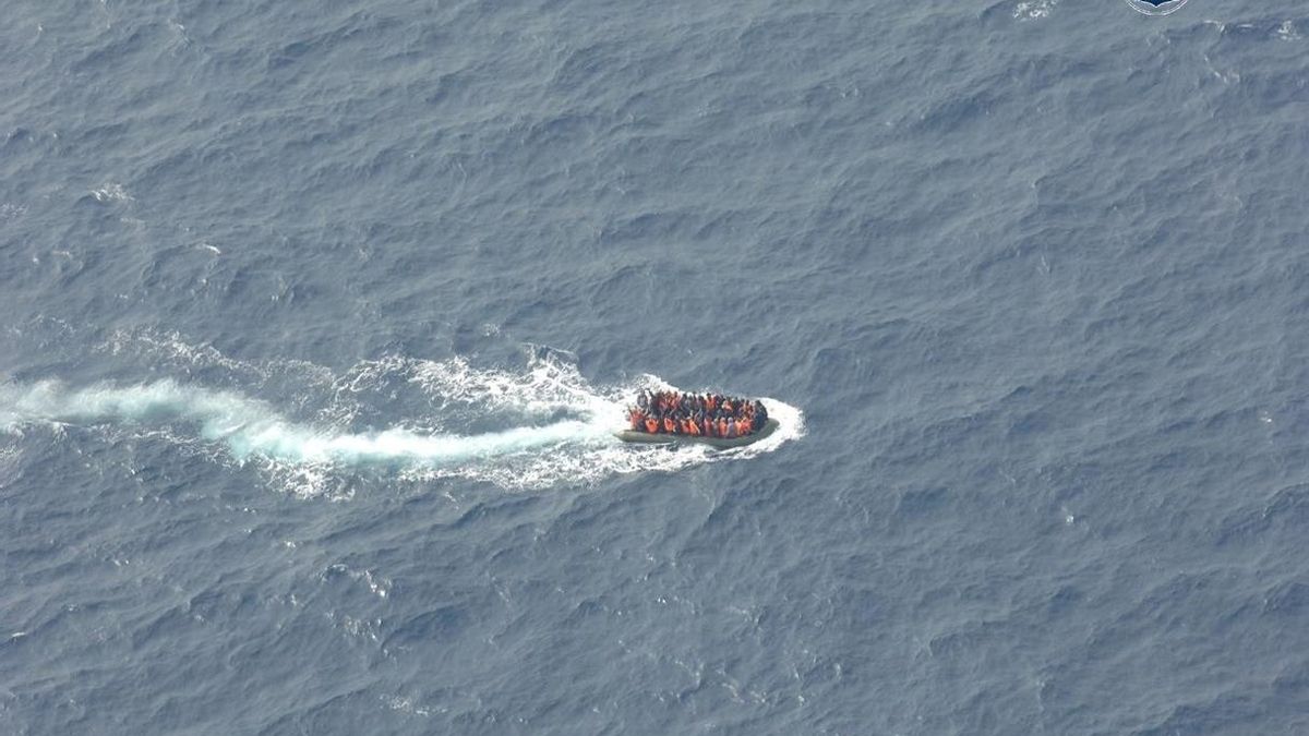 Rescatadas 55 personas, entre ellas siete mujeres y un menor, en una patera a 28 millas de Fuengirola
