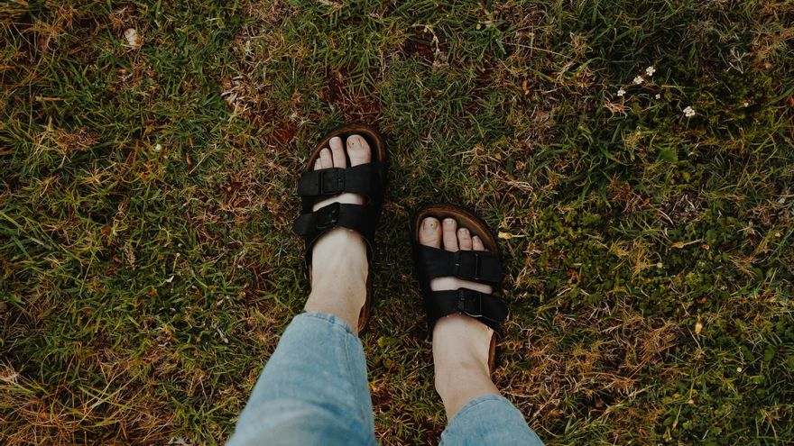 Cómo afecta la diabetes a los pies y qué cuidados debemos darles, según una podóloga