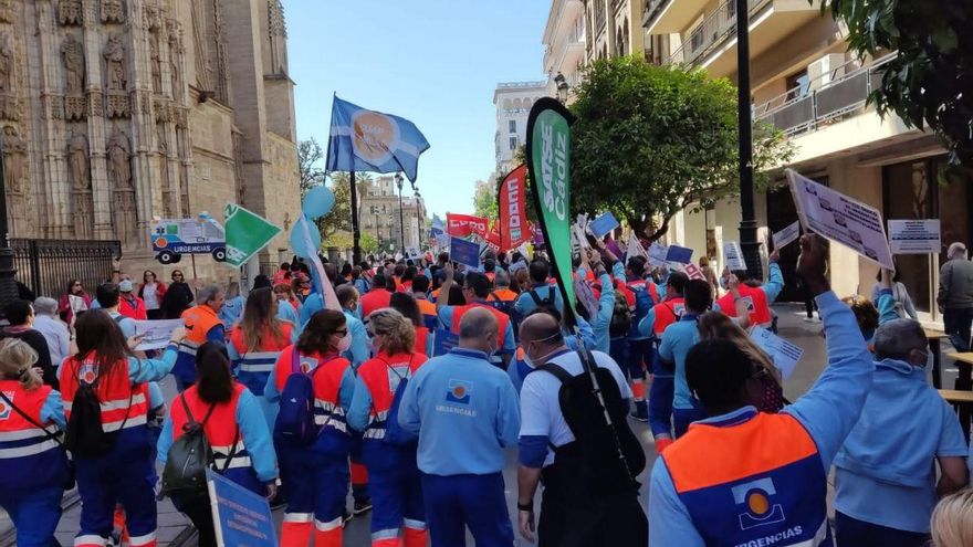 Sanitarios de emergencias reclaman a la Junta de Andalucía mejoras laborales que les equiparen con el 061